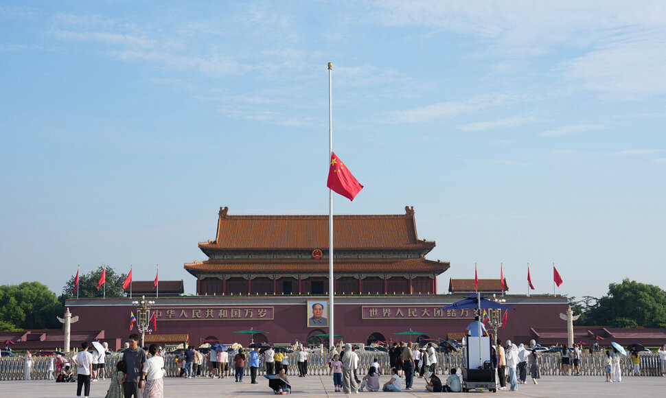Iki pusės stiebo nuleista vėliava Kinijos Tiananmenio aikštėje / CHINE NOUVELLE/SIPA / CHINE NOUVELLE/SIPA