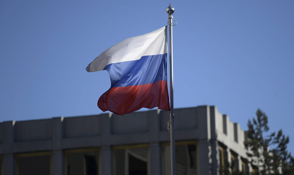 Rusijos vėliava prie ambasados Helsinkyje / VESA MOILANEN / AFP