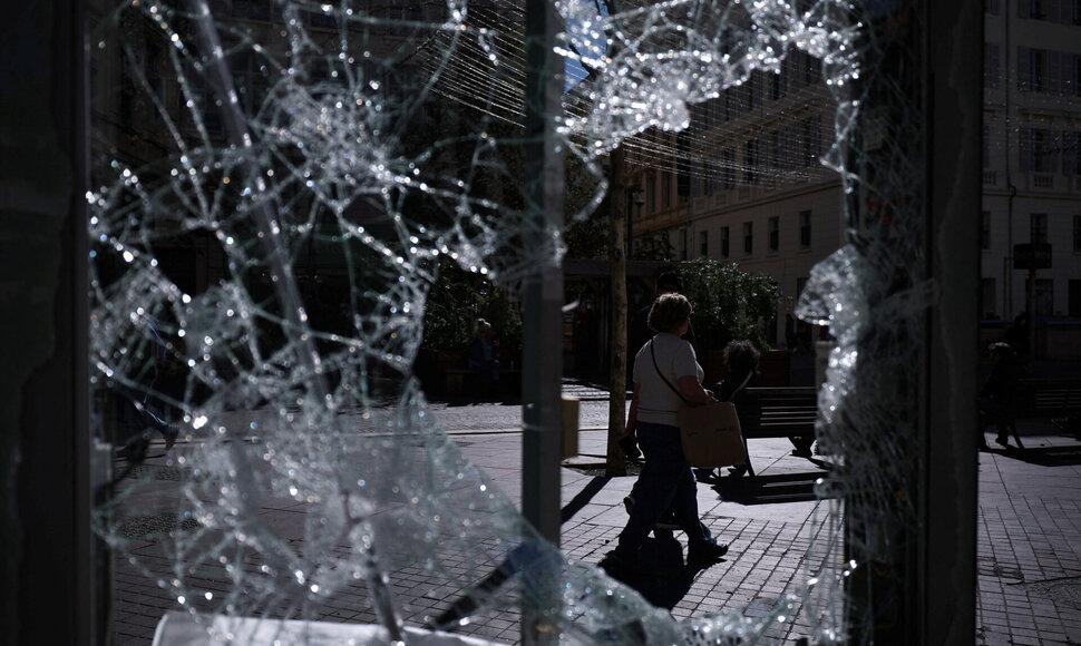 Protestų Marselyje metu išdaužtas langas / Manon Cruz / REUTERS