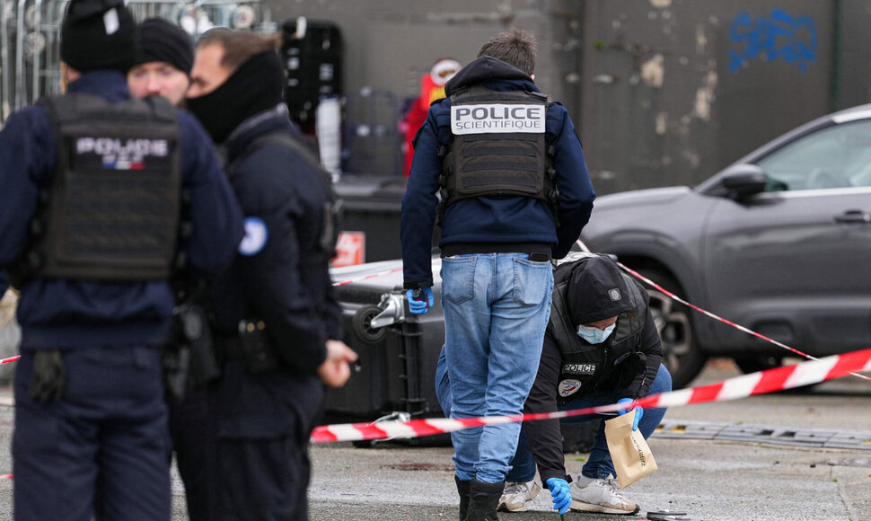 Policininkai įvykio vietoje Paryžiuje / DIMITAR DILKOFF / AFP