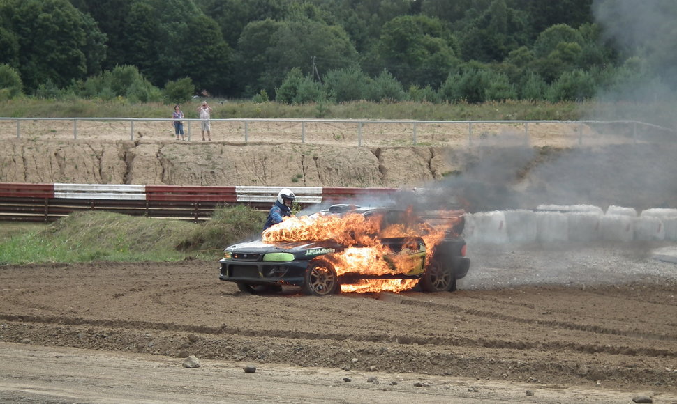 Lenktynių metu degė „Subaru“