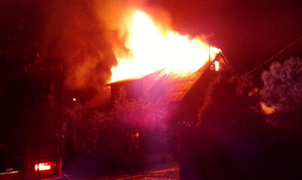 Kretingoje žaibas uždegė namą