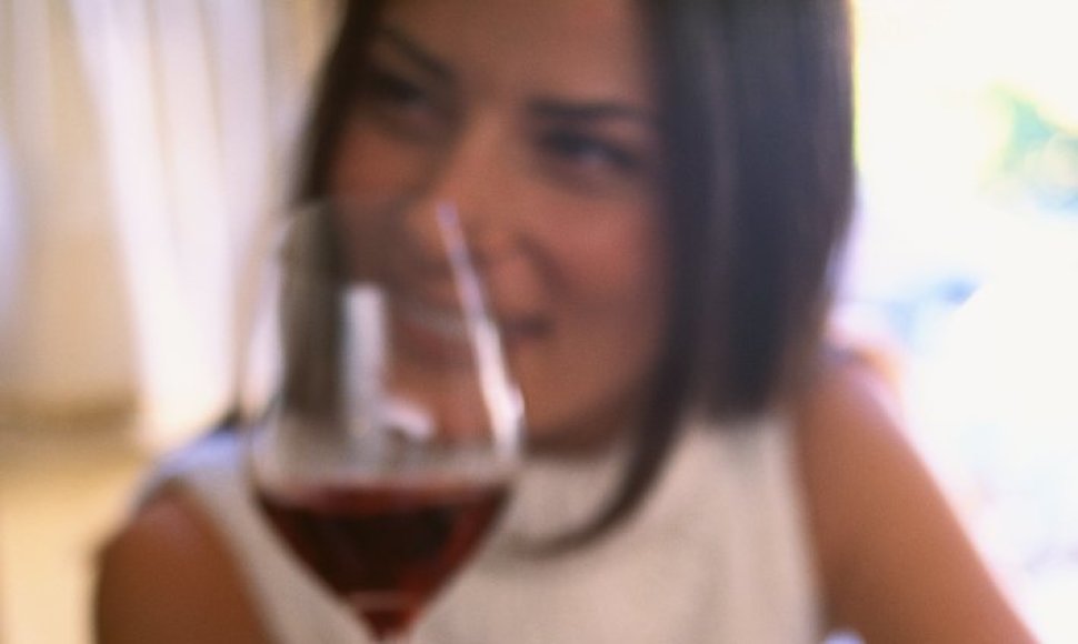 Moteris geria vyną