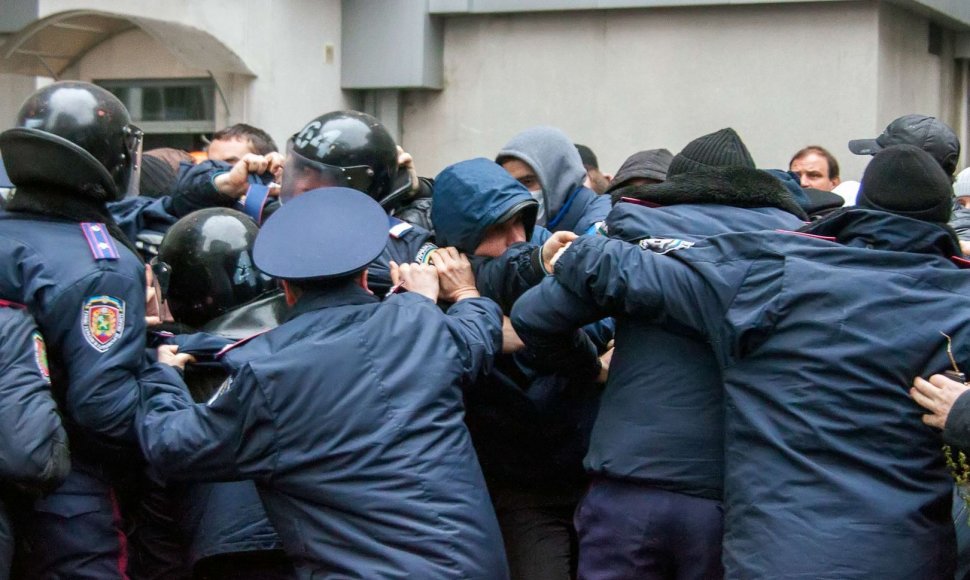 Ukrainos policija grumiasi su separatistais Charkovo mieste