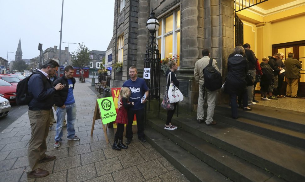 Žmonės laukia kada galės balsuoti referendume dėl Škotijos nepriklausomybės nuo Jungtinės Karalystės
