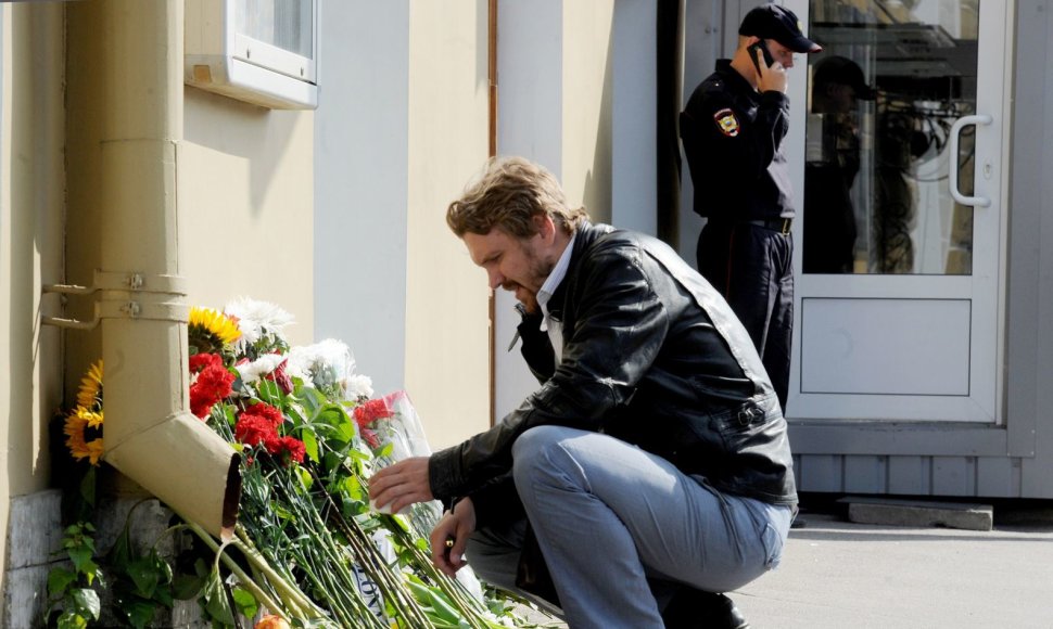 Gėlės dedamos prie Nyderlandų ambasados Maskvoje