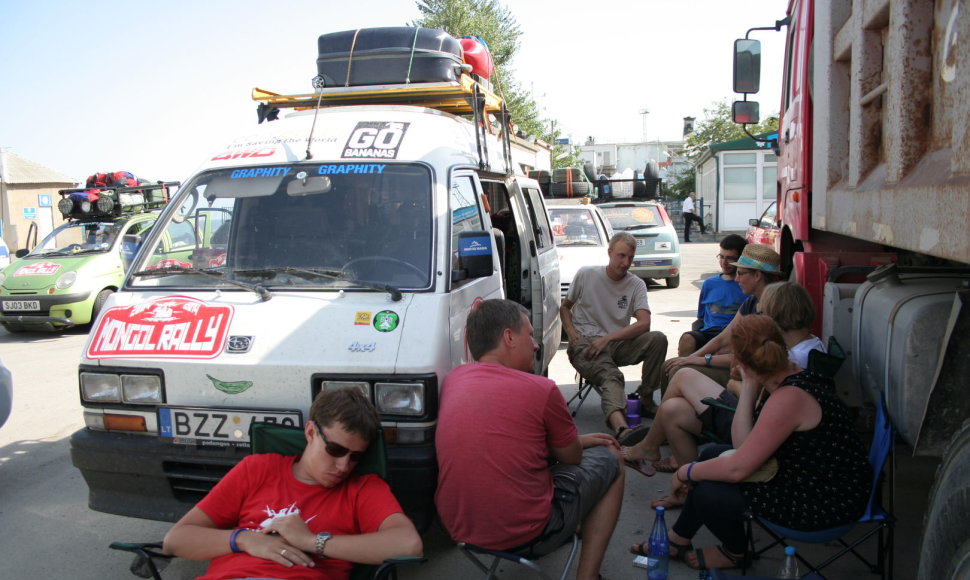 Ralio dalyviai 11 valandų laukia kelto į Turkmenbaši