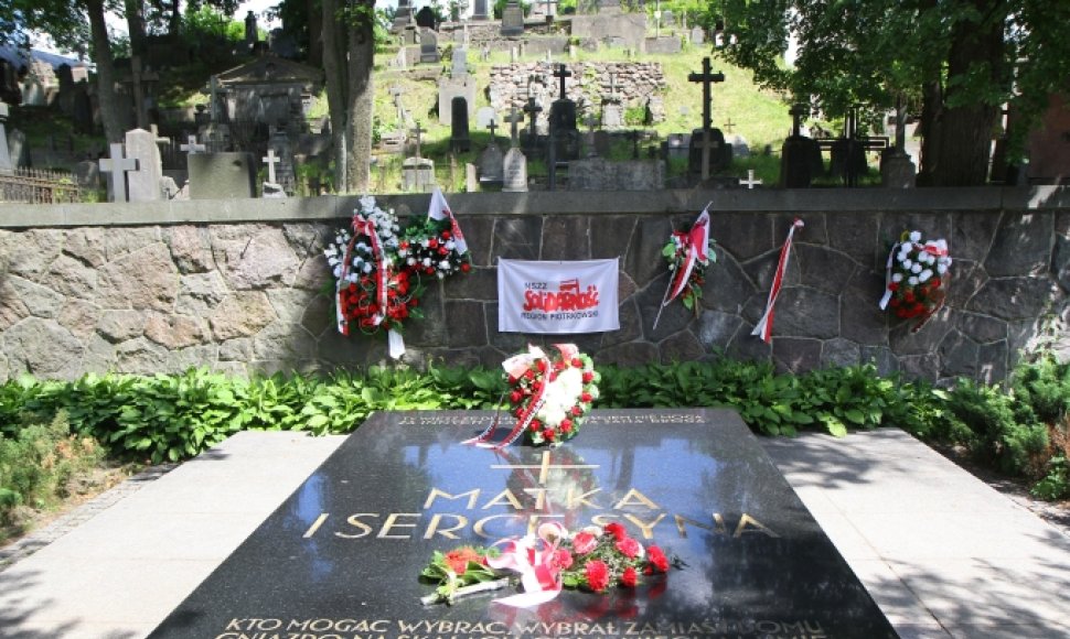 Juzefo Pilsudskio širdies ir jo motinos kapas Rasų kapinėse Vilniuje