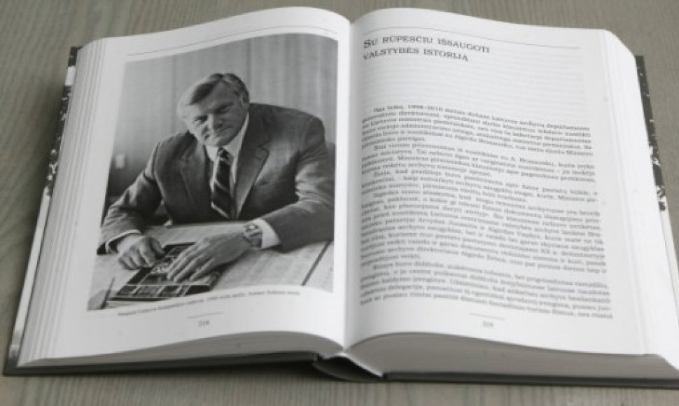 Prašymą priimti Lietuvą į NATo pasirašė prezidentas Algirdas Brazauskas
