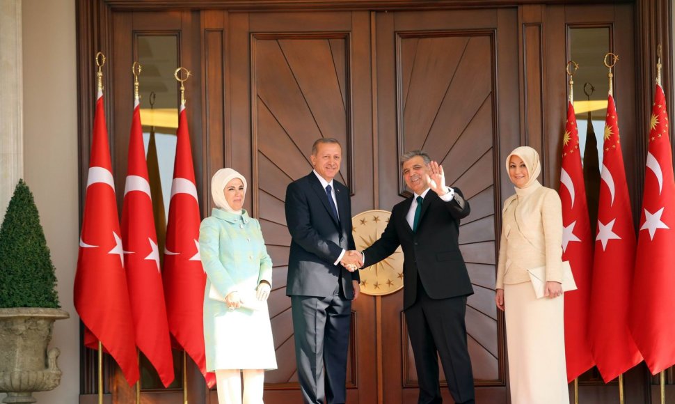 R.T.Erdoganas ir buvęs Turkijos prezidentas Abdullah Gullas su savo žmonomis