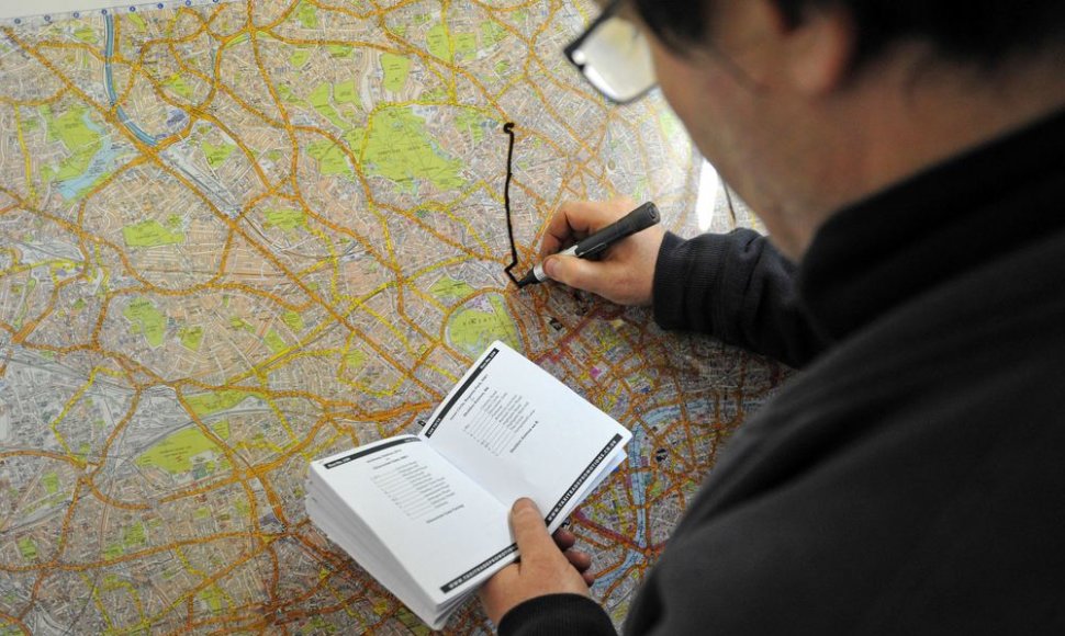 Studentas brėžia maršrutą Londono žemėlapyje