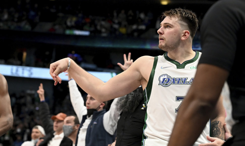 Luka Dončičius stebi, ar įkris jo paskutinis metimas.