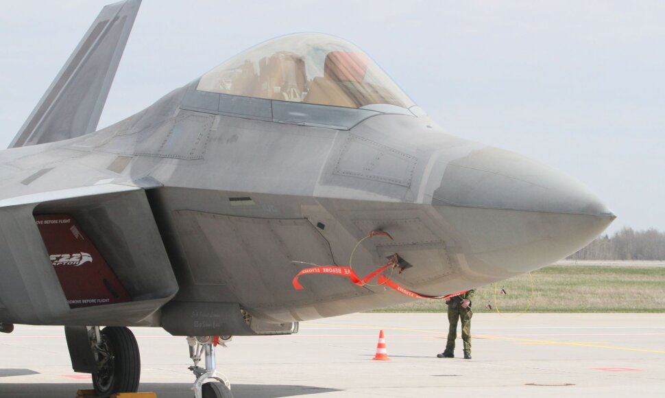 Lietuvos kariniame aerodrome - JAV naikintuvai „F-22 Raptor“