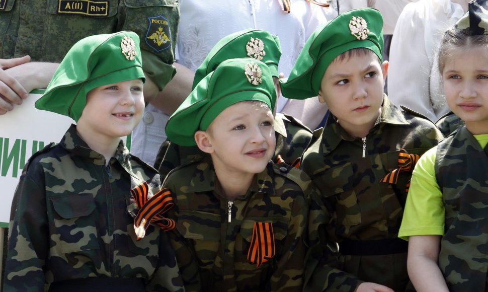 Vaikai, aprengti karine uniforma gegužės 9-osios parade.