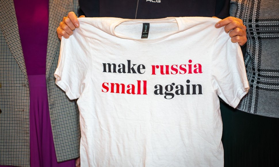 Kornelija Dūdaitė perdavė marškinėlius „Make russia small again“ (liet. Padaryk rusiją vėl maža) Lietuvos nacionaliniam muziejui