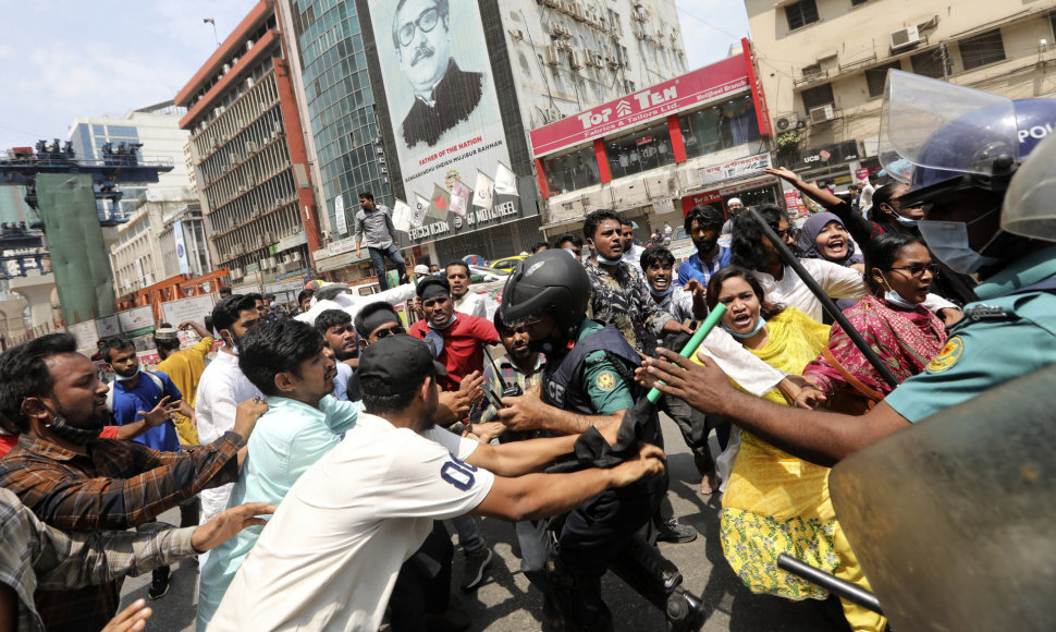 Protestuotojų susirėmimai su policija Bangladeše