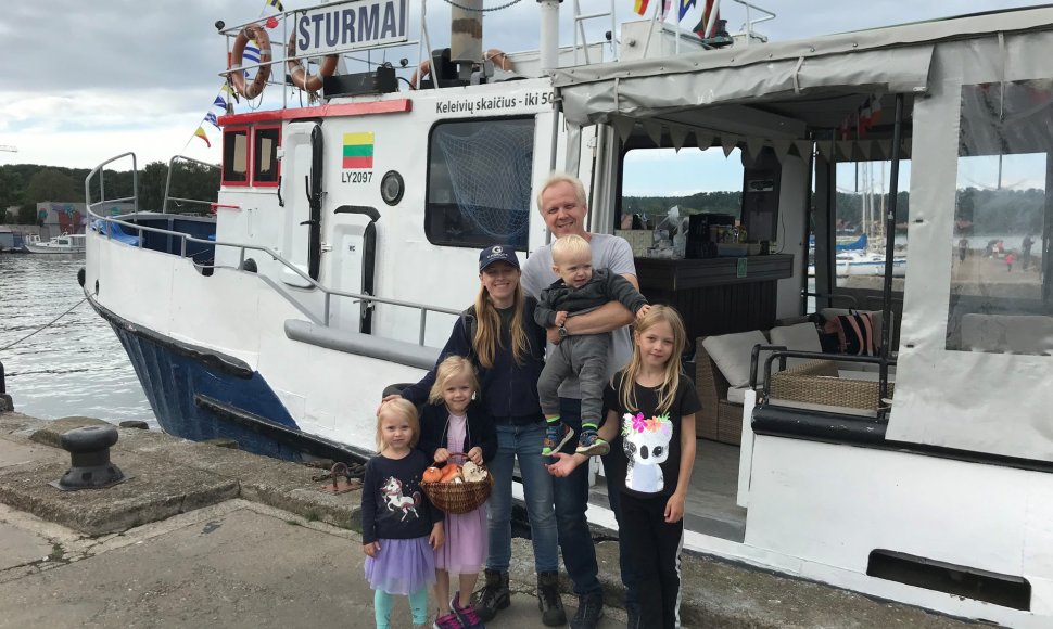 Lauros ir Dariaus Žalų šeima prie savo pirmojo laivo „Šturmai“