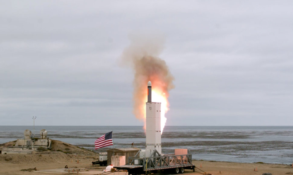 JAV išbandė vidutinio nuotolio nuo žemės paleidžiamą sparnuotąją raketą