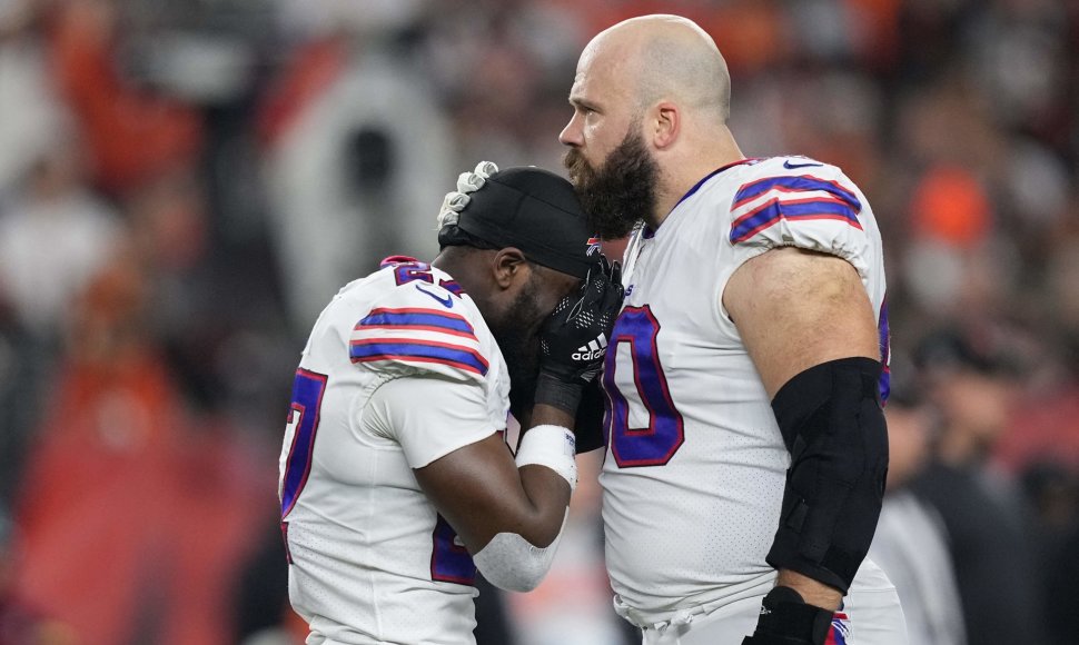 „Buffalo Bills“ žaidėjai verkia po komandos draugo nelaimės