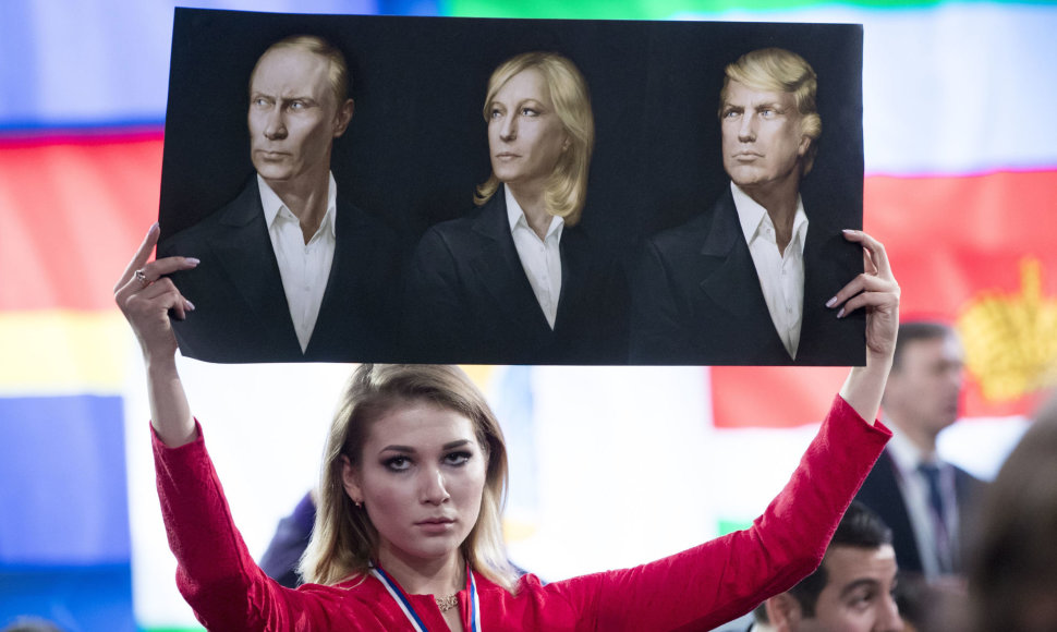 Rusijos žurnalistė su plakatu, kuriame – V.Putino, M.Le Pen ir D.Trumpo portretai