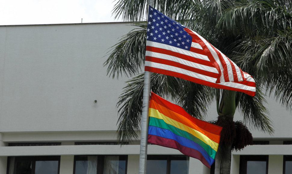 JAV ir vaivorykštės spalvų vėliavos prie Amerikos ambasados Kosta Rikoje