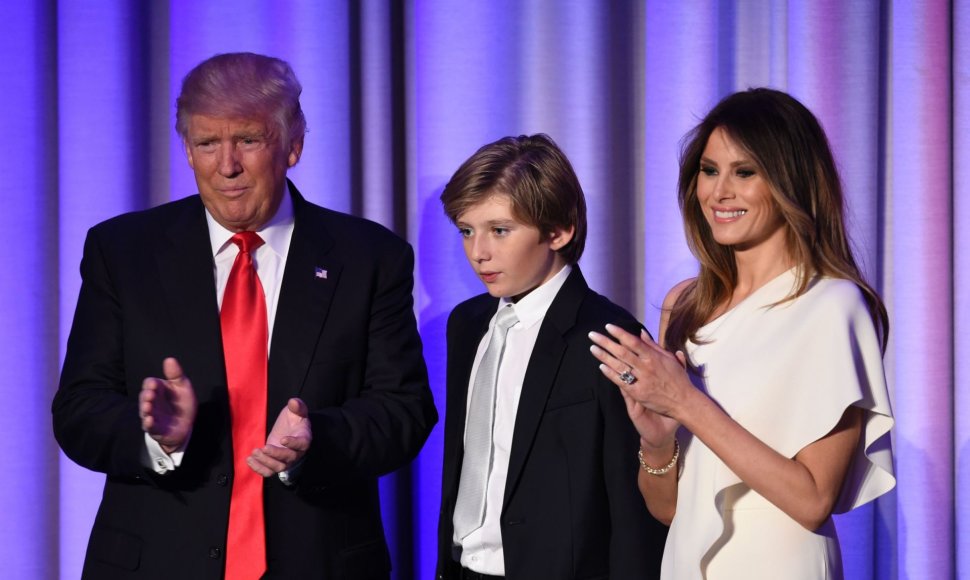 Donaldas Trumpas ir Melania Trump su sūnumi Barronu (2016 m.)