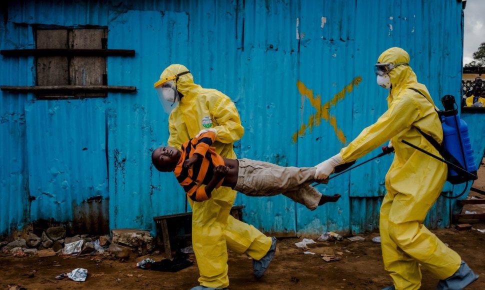 Balandžio 20 diena. Darbinikai neša berniuką, kuris kaip įtariama, užsikrėtęs ebola, į gydymo centrą Liberijoje