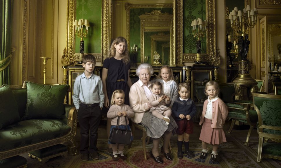 Karalienė Elizabeth II su anūkais ir proanūkiais