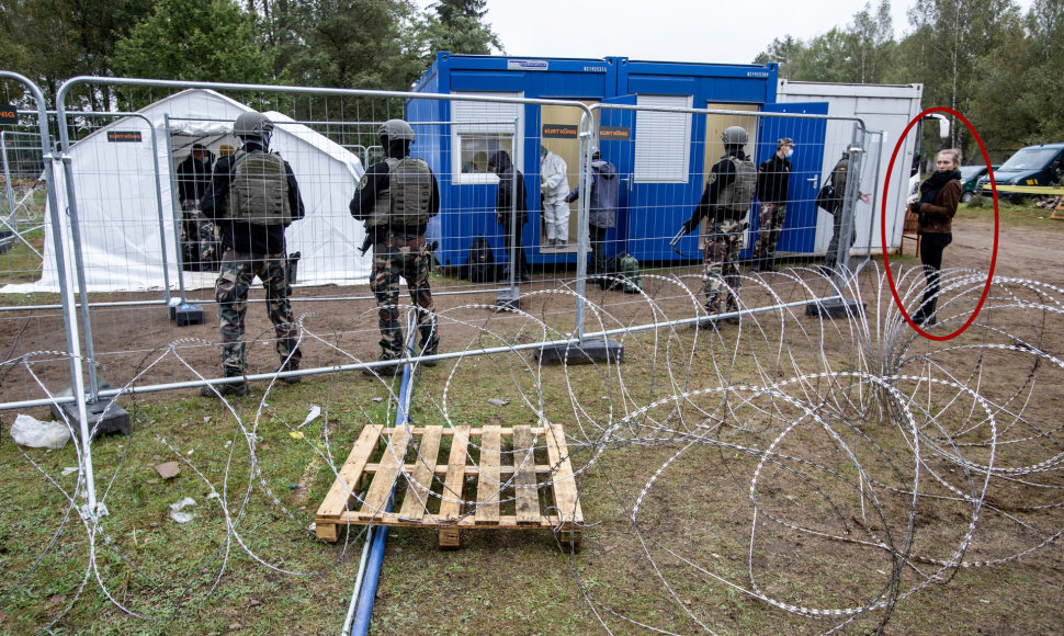 Žurnalistai į Rūdninkų (Šalčininkų r.) migrantų stovyklą nėra įleidžiami. Fotografuoti galima tik per tvora, o bendrauti neleidžiama tik su administracijos parinktais migrantais 