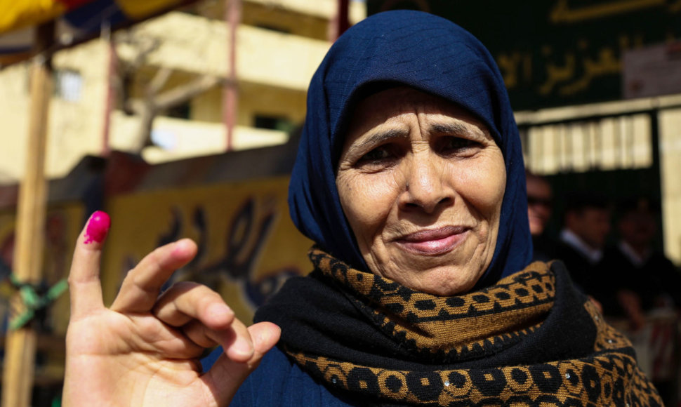 Egiptiečiai balsuoja rinkimuose