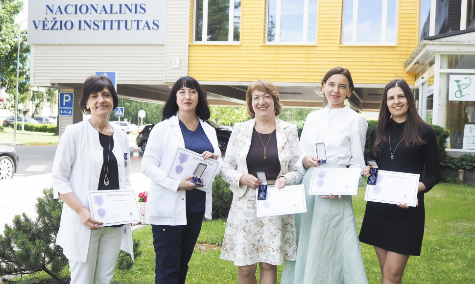Nacionalinio vėžio instituto darbuotojos – dr. Birutė Brasiūnienė, dr. Rasa Sabaliauskaitė, Nijolė Zadoreckaitė, Janina Buterlevičiūtė bei Jolanta Ašembergienė.