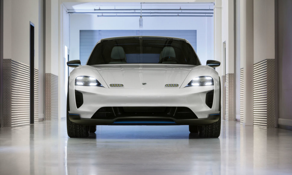 „Porsche“ pristatė elektromobilį „Mission E Cross Turismo“