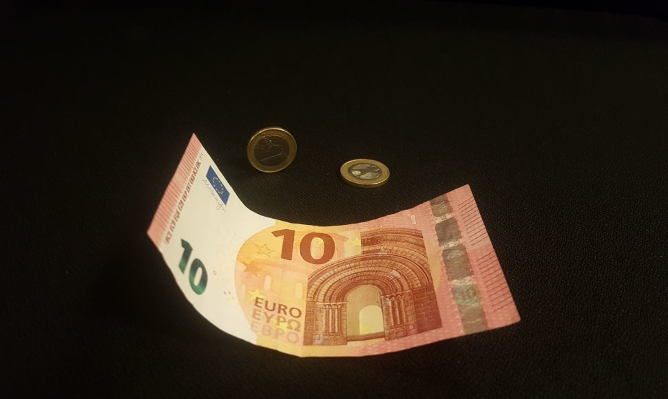 12 eurų