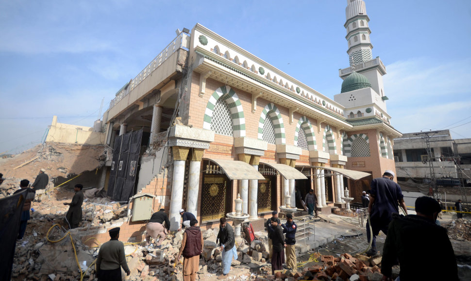Išpuolis prieš mečetę Pakistane nusinešė 100 žmonių gyvybes