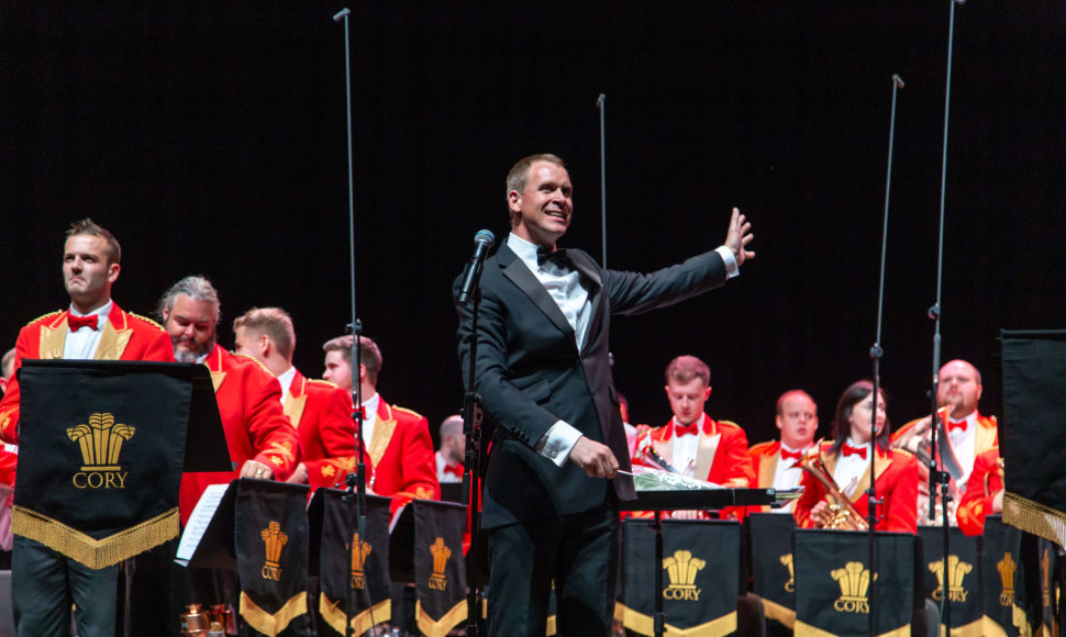 dabartiniai Europos varinių pučiamųjų instrumentų orkestrų čempionato (EBBC) Čempionai – „Cory Band“ iš Velso bei orkestro dirigentas Philip Harper.
