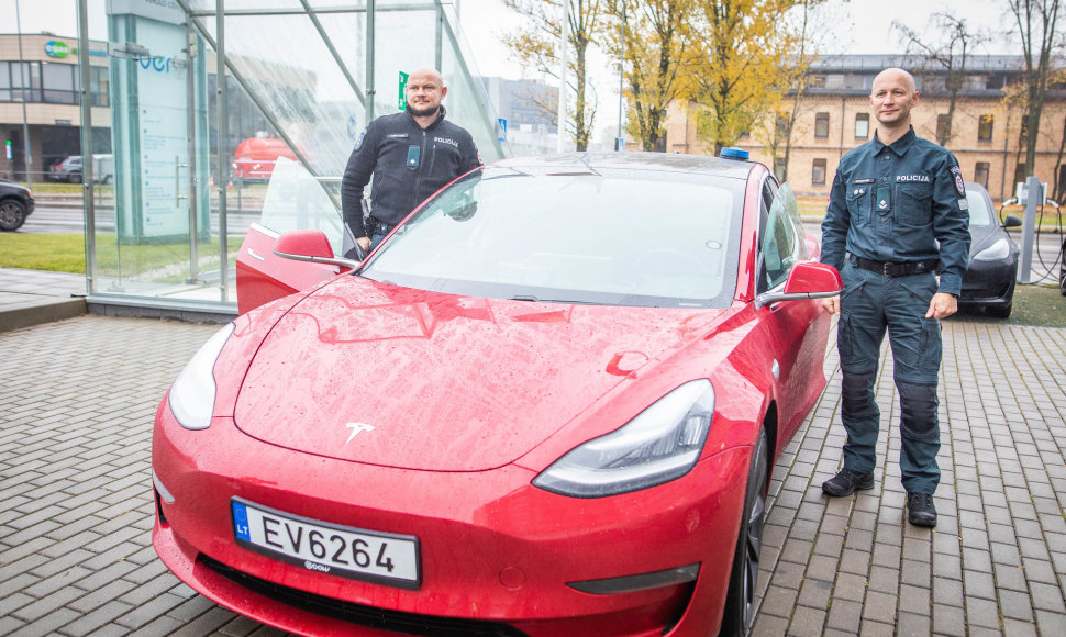 Lietuvos kelių policijos tarnybai perduotas automobilis TESLA