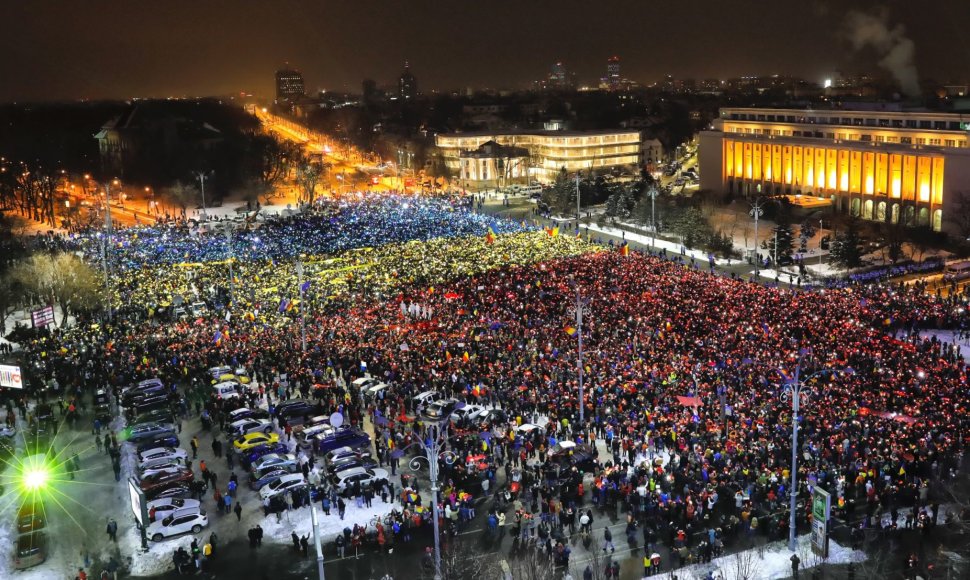 Protestai Rumunijoje nesiliauja: siekiama „vagių vyriausybės“ pasitraukimo