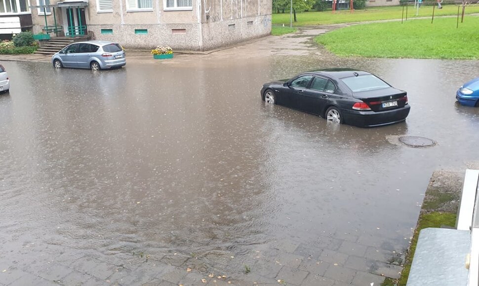Skęstantys klaipėdiečių kiemai