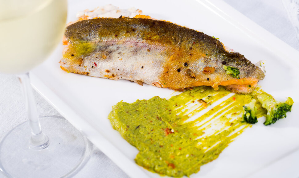 Vaivoryk&scaron;tinis upėtakis su pesto padažu