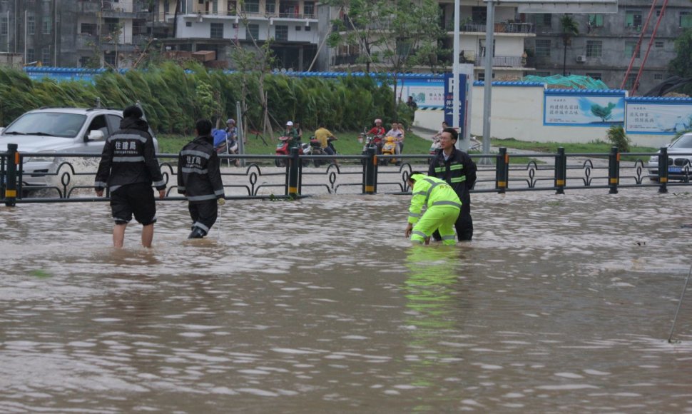 Vietname siaučia smarkus taifūnas Doksuri
