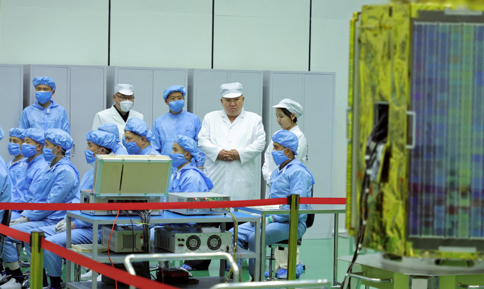 Kim Jong Unas apžiūrėjo pirmąjį šalies karinį žvalgybos palydovą.