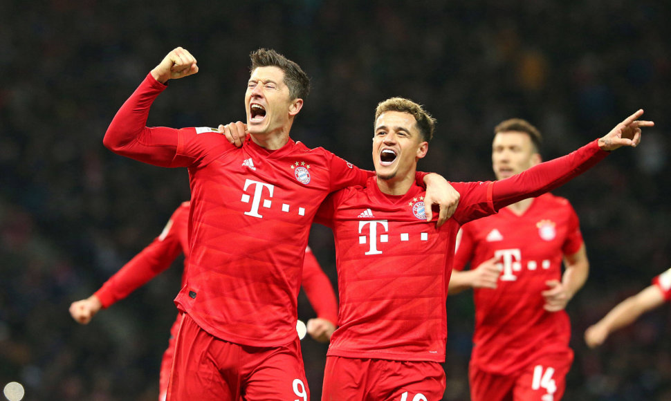 Robertas Lewandowskis ir Phillipe Coutinho švenčia „Bayern“ pergalę.