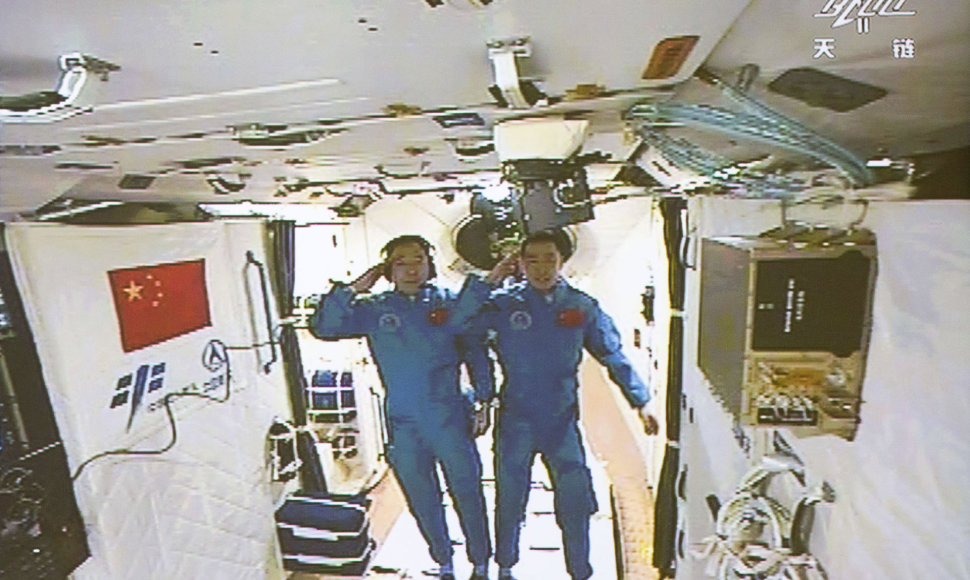 Du kinų astronautai įsikūrė šalies eksperimentinėje orbitinėje laboratorijoje