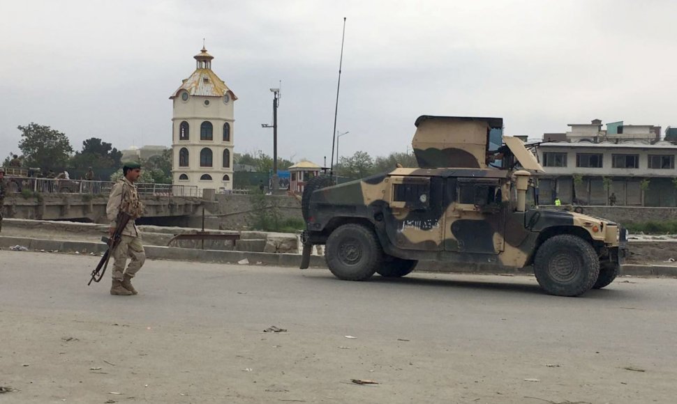 Kabule per besitęsiančią Talibano kovotojų ataką žuvo „daug žmonių“