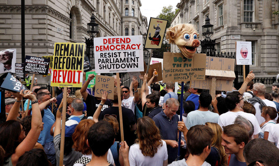 Didžiosios Britanijos gatves užplūdo protestuotojai