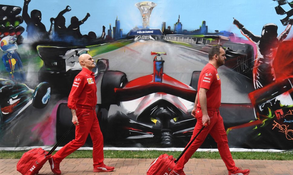 „Ferrari“ komandos nariai su savo daiktais po „Formulės 1“ lenktynių atšaukimo