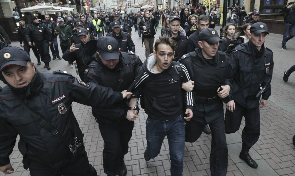 Maskvoje suimamas protestuotojas