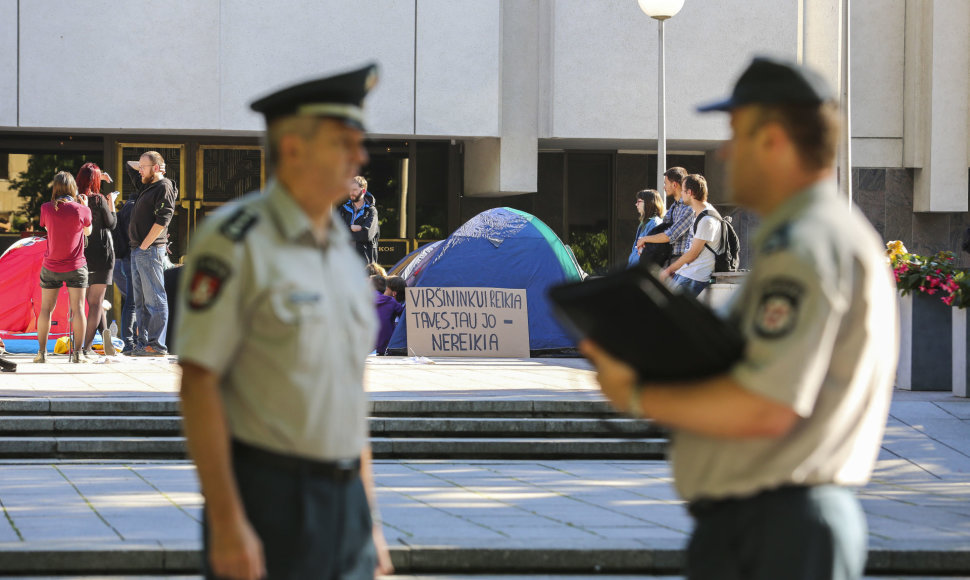 Iš Kauno protestuotojai atsikraustė į V.Kudirkos aikštę ir apsigyveno prie Vyriausybės rūmų