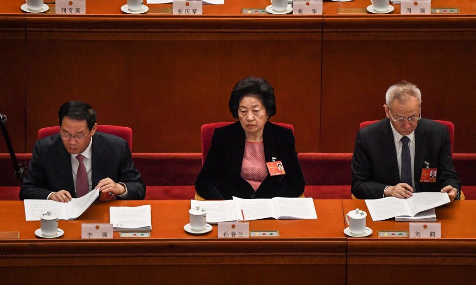 Kinijos vicepremjerė Sun Chunlan (viduryje)