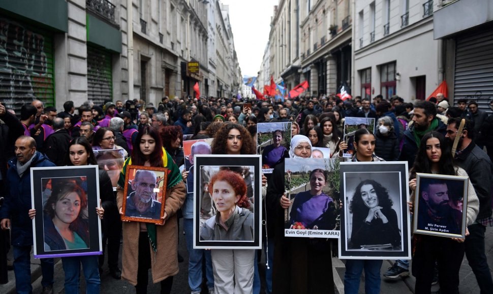 Demonstrantai neša Paryžiuje nužudytų kurdų portretus.